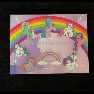 Limited edition palette with highlighter